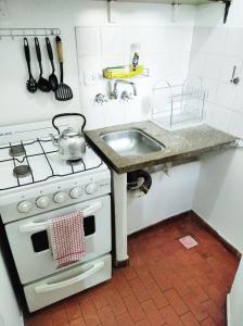 Il comprend une cuisine équipée d'une cuisinière et d'un évier. dans l'établissement M772- Departamento temporal, à Córdoba