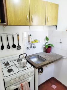 Il comprend une cuisine équipée d'une cuisinière et d'un évier. dans l'établissement M772- Departamento temporal, à Córdoba