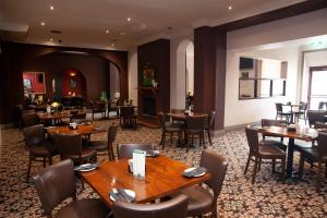 comedor con mesas y sillas de madera en Royal Hotel Singleton en Singleton