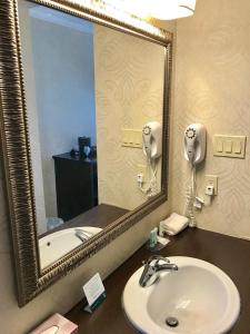 Gallery image of Festival Courtyard Inn in Stratford +3 photos