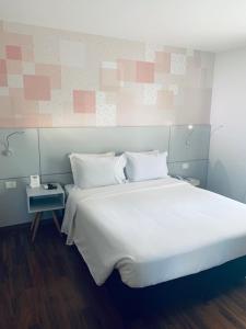 sypialnia z dużym białym łóżkiem i stolikiem w obiekcie 1007 Apartamento Charmoso nos Jardins w São Paulo