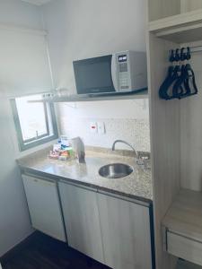 W kuchni znajduje się umywalka i kuchenka mikrofalowa. w obiekcie 1007 Apartamento Charmoso nos Jardins w São Paulo