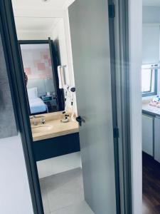 W łazience znajduje się umywalka i lustro. w obiekcie 1007 Apartamento Charmoso nos Jardins w São Paulo