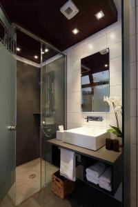 a bathroom with a sink and a glass shower at Hotel und Weinhaus Zum Krug in Eltville