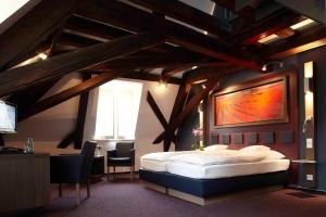 Postel nebo postele na pokoji v ubytování Hotel und Weinhaus Zum Krug