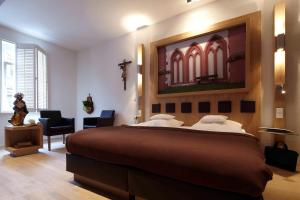 Postel nebo postele na pokoji v ubytování Hotel und Weinhaus Zum Krug