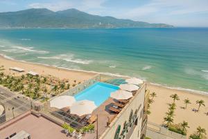 Tầm nhìn ra hồ bơi gần/tại Holiday Beach Hotel Danang