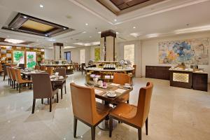 Holiday Beach Hotel Danang 레스토랑 또는 맛집