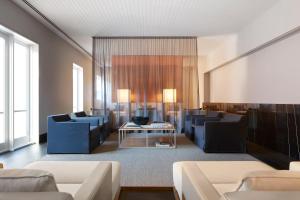 Posezení v ubytování Burbury Hotel
