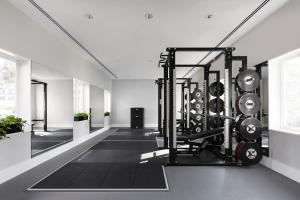 Fitness centrum a/nebo fitness zařízení v ubytování Burbury Hotel