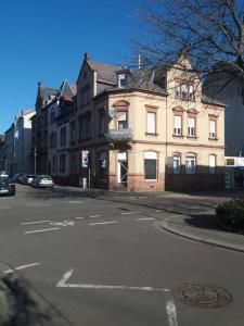 Une intersection d'une rue avec un grand bâtiment dans l'établissement Appartement Deluxe, à Worms