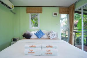 Un dormitorio con una cama blanca con almohadas. en Hill Zone Home Stay by Little Paradise en Haad Rin