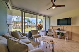 sala de estar con sofá y TV de pantalla plana en Condo with Lanai at Beginning of Road to Hana! en Paia