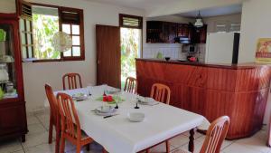 Kitchen o kitchenette sa TI CALEBASSE
