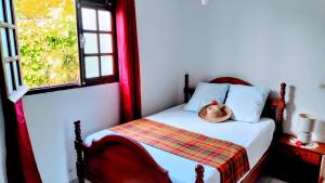 een slaapkamer met een bed met een hoed erop bij TI CALEBASSE in Le Vauclin