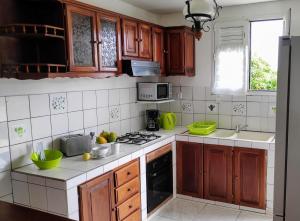Kitchen o kitchenette sa TI CALEBASSE