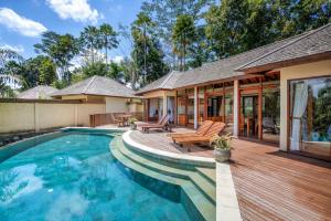 สระว่ายน้ำที่อยู่ใกล้ ๆ หรือใน The Grand Bakas Jungle Retreat Villa