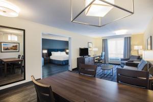 Oleskelutila majoituspaikassa Holiday Inn & Suites Grande Prairie, an IHG Hotel