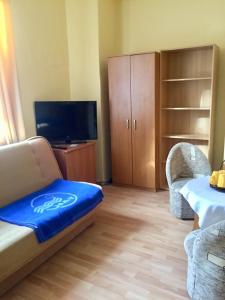 Televízia a/alebo spoločenská miestnosť v ubytovaní OWR Relax - Hostel położony blisko atrakcji turystycznych