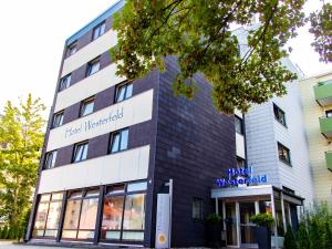 een gebouw met een bord dat het eerste meridiaans ziekenhuis leest bij Hotel Westerfeld in Hemmingen