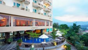 Utsikt mot bassenget på Grand Rocky Hotel Bukittinggi eller i nærheten