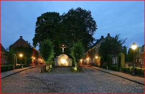 une rue pavée dans une ville la nuit dans l'établissement B&B Bon-Bon 'nuit', à Turnhout