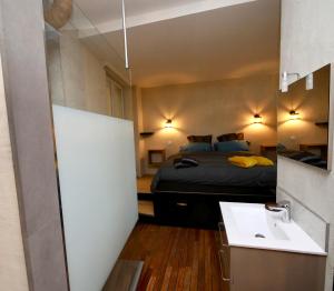 Säng eller sängar i ett rum på Appartement spa privatif Grenoble At Home Spa