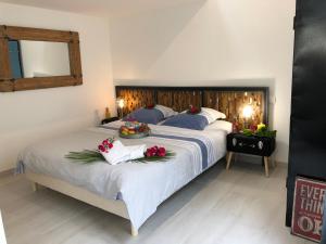 Un dormitorio con una cama grande con flores. en Le clos du square en Rochefort