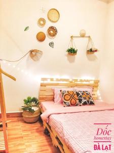 Postel nebo postele na pokoji v ubytování Dốc homestay Đà Lạt