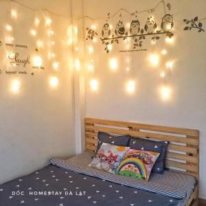 Postel nebo postele na pokoji v ubytování Dốc homestay Đà Lạt