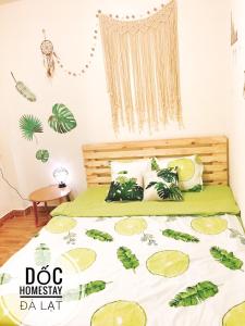 Postel nebo postele na pokoji v ubytování Dốc homestay Đà Lạt