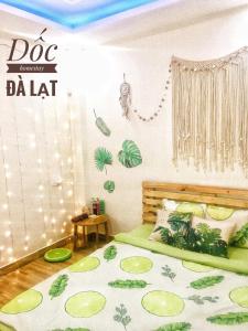 Postel nebo postele na pokoji v ubytování Dốc homestay Đà Lạt
