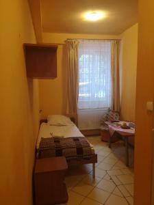Posteľ alebo postele v izbe v ubytovaní OWR Relax - Hostel położony blisko atrakcji turystycznych