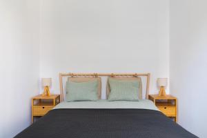 Un pat sau paturi într-o cameră la Modernist Family Barcelona apartment