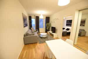 uma sala de estar com um sofá e uma mesa em Rental Apartment Lonttinen Suomen Vuokramajoitus Oy em Turku