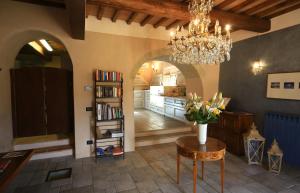 una sala de estar con un jarrón de flores sobre una mesa en Molino Di Foci, en San Gimignano