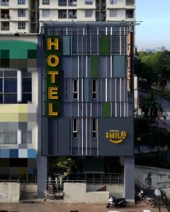 un hotel con un cartel en el lateral de un edificio en Smile Hotel Cheras Pudu KL, en Kuala Lumpur