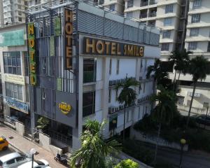 un signo de sonrisa de hotel en un lado de un edificio en Smile Hotel Cheras Pudu KL en Kuala Lumpur