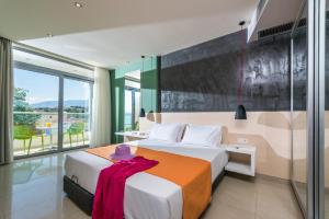 1 dormitorio con cama grande y ventana grande en Corissia Princess Hotel , en Georgioupolis