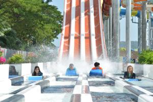 eine Gruppe von Menschen, die in einem Brunnen in einem Wasserpark sitzen in der Unterkunft Bella Vista Waterfront Resort, Kuah Langkawi in Kuah