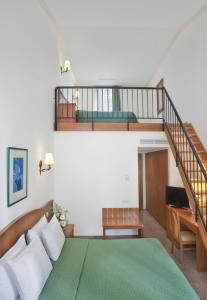 um quarto com uma cama verde e uma escada em Akka Claros Hotel - All Inclusive em Kemer
