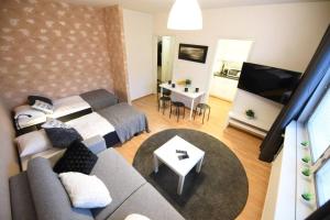 Rental Apartment Kupittaa Suomen Vuokramajoitus Oy في توركو: غرفة معيشة مع أريكة وطاولة