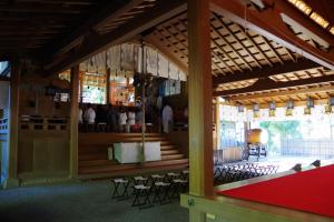 天川村にある弥仙館のテーブルと椅子が備わるレストランの景色を望めます。