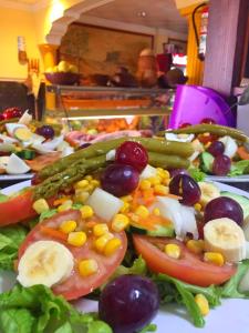 a plate of food with vegetables and fruit on it at Hotel Sonia Chipude in El Cercado