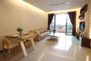 salon ze stołem i kanapą w obiekcie Pattaya City Resort by Harmony w mieście Pattaya Central