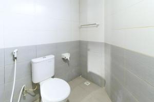 Koupelna v ubytování deSERUNI Guest House Kerobokan