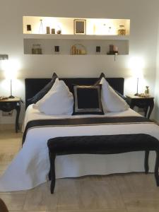 Ένα ή περισσότερα κρεβάτια σε δωμάτιο στο Le Mas des Mirabelles