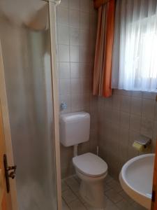 uma pequena casa de banho com WC e lavatório em Haus Anneliese em Pruggern