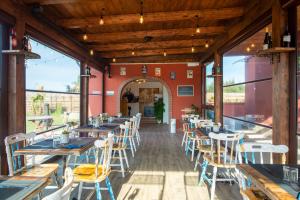 - un restaurant avec des tables et des chaises dans une salle dans l'établissement Domus Porto Di Traiano Resort, à Fiumicino