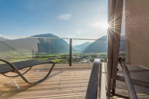 Elle comprend un balcon offrant une vue sur les montagnes. dans l'établissement Bio Hotel Panorama, à Malles Venosta